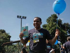 Distribuição de livro sobre família acontece ao redor do mundo