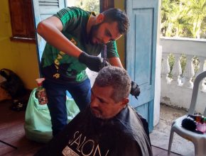 Voluntários ajudam moradores de rua na região central do Rio