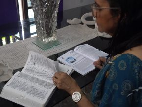 Mulher inspira igreja a assinar lição da Escola Sabatina para ajudar no estudo da Bíblia
