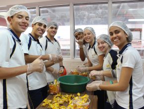 Estudantes produzem picolés para custear projeto de voluntariado