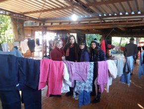 Adolescentes montam varal solidário para aquecer pessoas carentes no interior gaúcho