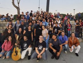 Jovens realizam culto em ponto turístico da capital gaúcha