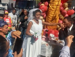 Moradores de rua casam em cerimônia realizada por voluntários