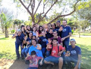 Jovens adventistas encontram ‘menino Calebe’ e descobrem homenagem após Missão