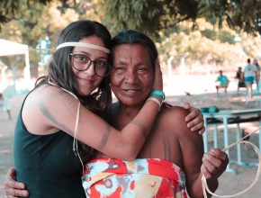 Voluntária em aldeia é homenageada com nome indígena