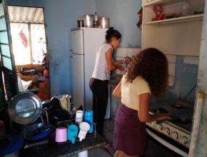 Clube realiza limpeza em casa de família de desbravadora carente
