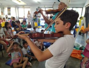 Voluntários fazem ação social em escola pública de Porto Alegre