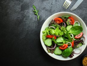 Por que saladas deveriam estar diariamente no seu prato