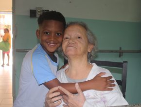 Crianças fazem surpresa a idosas com visita a asilo e doações
