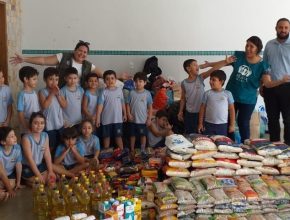 Crianças arrecadam mais de meia tonelada de alimentos para estrangeiros