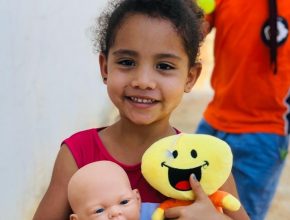 Crianças doam cerca de 650 brinquedos em bairro carente