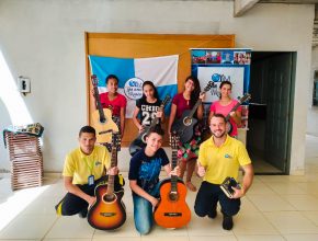 Curso solidário de violão vira classe bíblica no ES