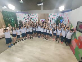 Alunos da Escola Adventista de Maringá cantam na TV no Dia das Crianças (Band)