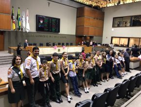 Desbravadores e Aventureiros recebem homenagem na Câmara Municipal de Porto Alegre