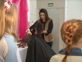 Alunas doam cabelos para mulheres que lutam contra câncer de mama