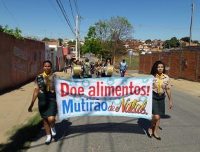 Voluntários arrecadam em poucas horas 400 quilos de alimentos