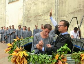76 presos foram batizados em penitenciária de Maringá em 2019