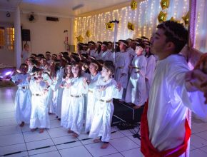 Crianças do núcleo da ADRA realizam musical de natal