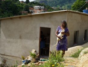 Adventistas entregam casa nova para idosa que morava em barraco