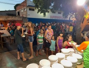 Igreja fecha rua para realizar ações sociais e doações para 150 pessoas em Paranavaí
