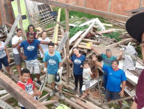 Jovens iniciam construção de duas casas para famílias carentes em Itajaí