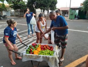 Jovens levam feira grátis à comunidade e reformam creche na Missão Calebe em Londrina
