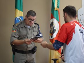 Policiais Militares recebem homenagem e livros de voluntários