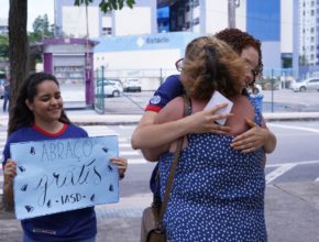 Jovens adventistas distribuem abraços em praça e são destaque em TV