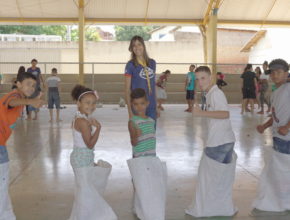 Projeto promove resgate de brincadeiras antigas com crianças em Montes Claros