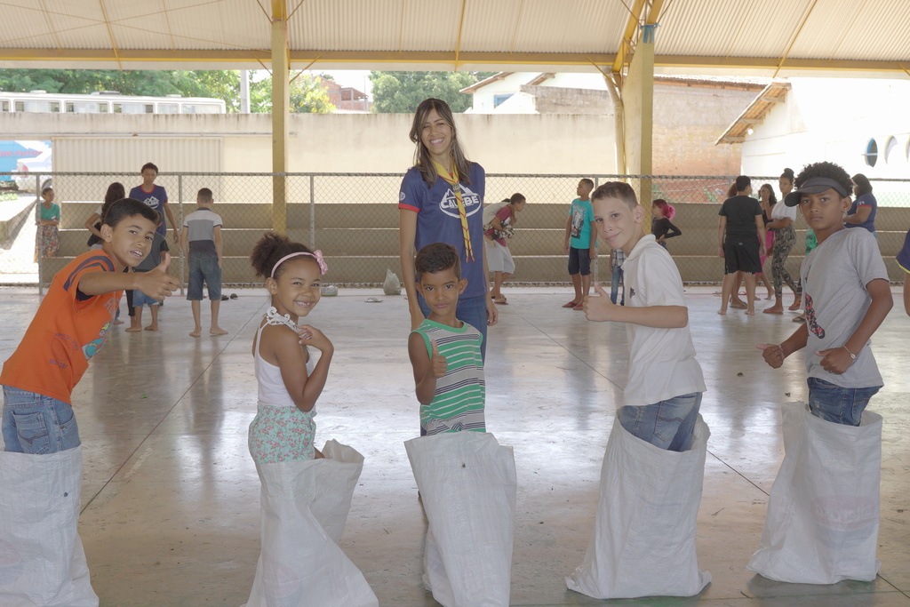 Projeto Brincadeiras Antigas - Escola Educação  Brincadeiras antigas, Jogos  e brincadeiras antigas, Brincadeiras