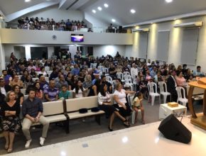 Público marca presença em início de semana evangelística na capital gaúcha