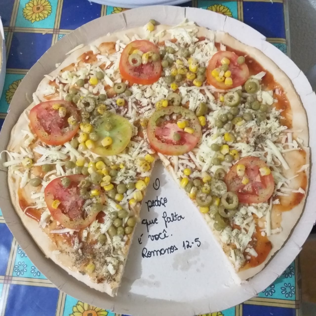 Amigo que é amigo deixa o último pedaço de pizza pra você! 🍕❤ Quinta  também é dia de pizza. Então, o que é melhor que pedir…