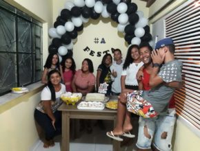 Adolescentes surpreendem amigos com uma festa convite para o Reencontro