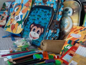 Crianças adventistas doam material escolar para coleguinhas de abrigo