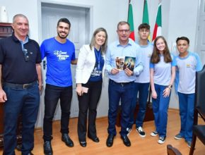 Prefeito de cidade gaúcha recebe visita de estudantes de Escola Adventista