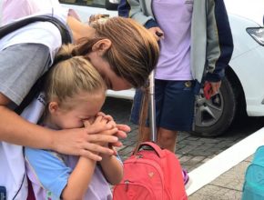 Ação de escola incentiva pais orarem com filhos antes das aulas