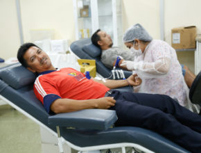 Jovens Adventistas doam sangue para atender a necessidade do Hemocentro em Manaus