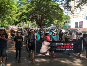 Mulheres adventistas participam de caminhada contra a violência