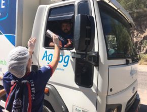 Voluntários entregam alimentos para caminhoneiros na Serra Gaúcha