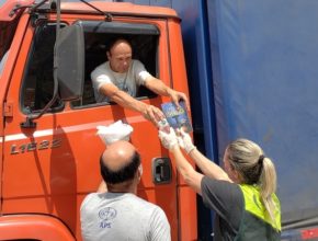 Voluntários ajudam caminhoneiros afetados pela crise, em São Paulo