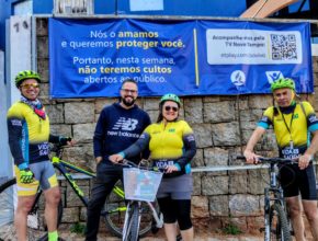 Ciclistas adventistas distribuem livros para pessoas em isolamento social