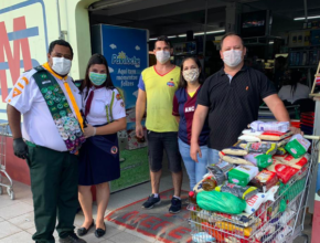 Voluntários trocam máscaras por alimentos em supermercado de Joinville