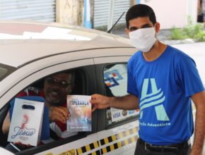Com drive-thru, Colégio Adventista de Itabuna entrega kits de páscoa