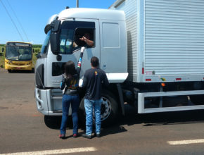 Motociclistas entregam marmitas para caminhoneiros no norte do Paraná