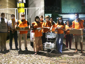 Voluntários amenizam a fome de moradores de rua