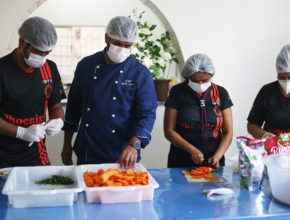 Chef reúne cozinheiros que preparam marmitas e entregam a moradores de rua