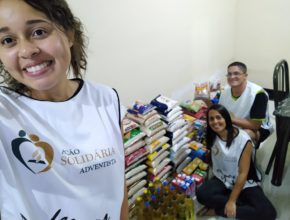Voluntários arrecadam alimentos e pagam contas de famílias