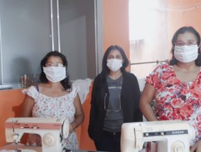 Costureiras adventistas confeccionam máscaras e doam com livro missionário