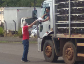 Adventistas entregam 150 marmitas por dia a caminhoneiros (Band)
