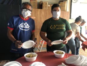 Voluntários se adaptam para entregar refeições durante isolamento
